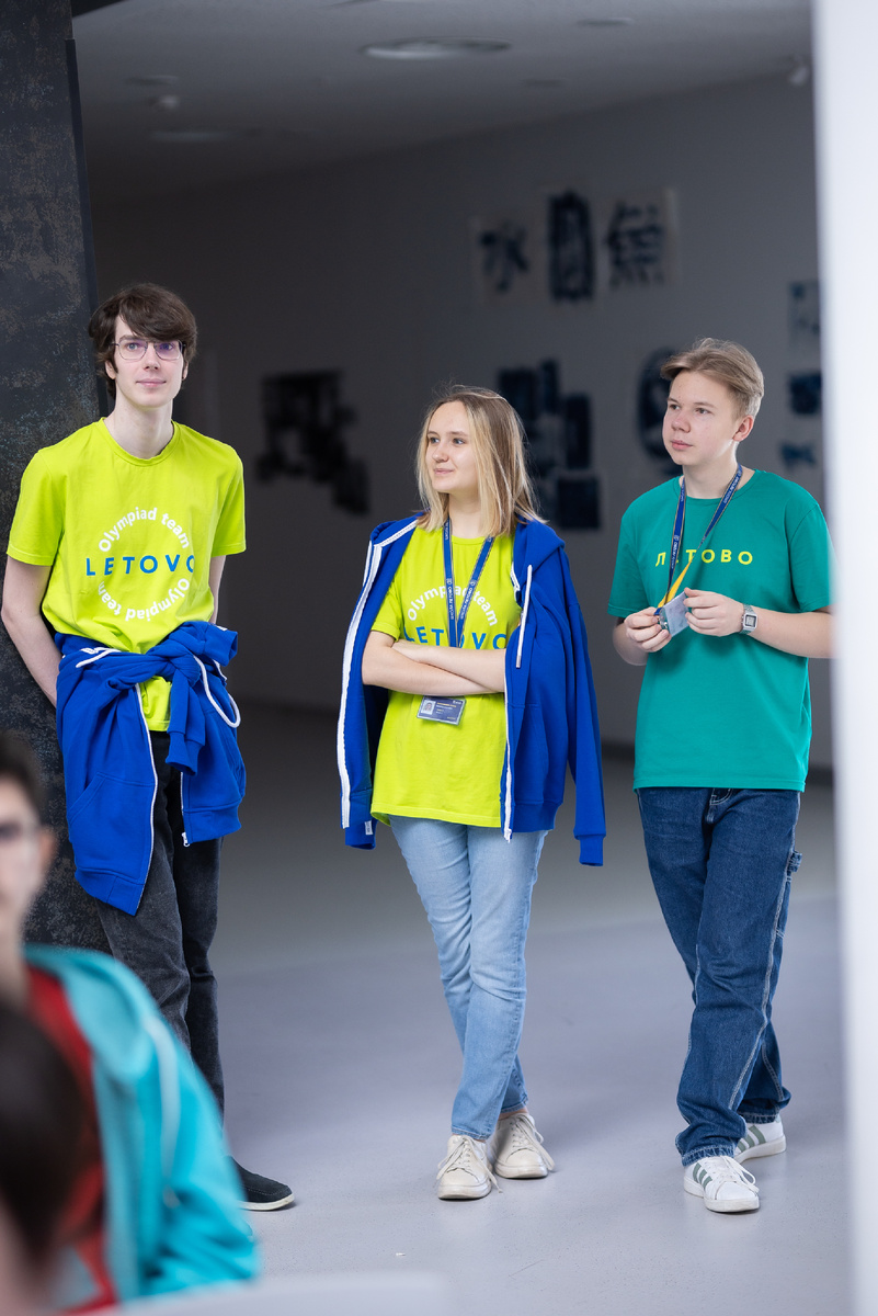 Фото из школьного архива: Ян (справа) волонтерит на мероприятии в школе