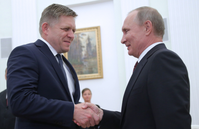    Премьер-министр Словакии Роберт Фицо и президент России Владимир Путин (слева направо).Михаил Метцель/ТАСС