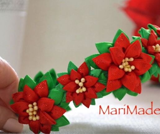    Новогодний ободок пуансеттией от MariMade   
Источник: Скриншот из видео