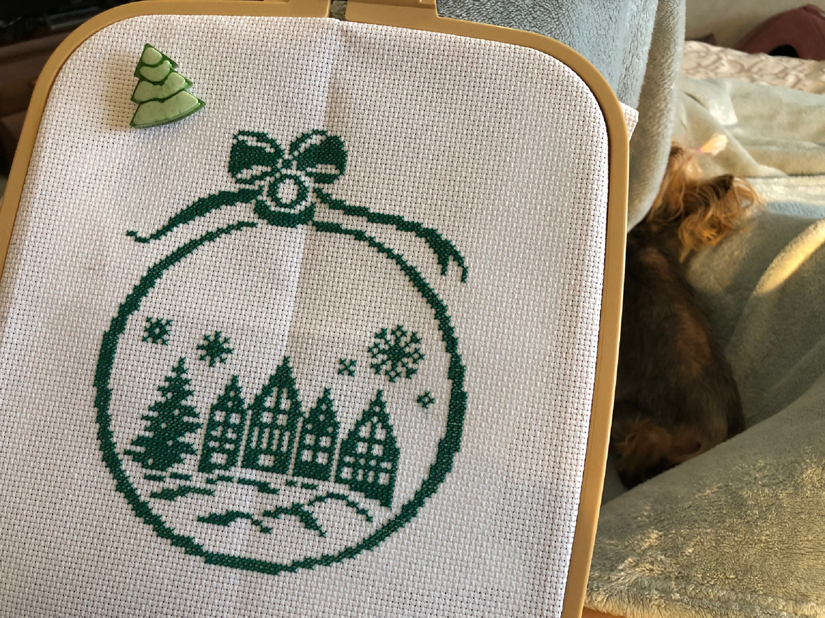 Вышивала под мирное сопение Нюси