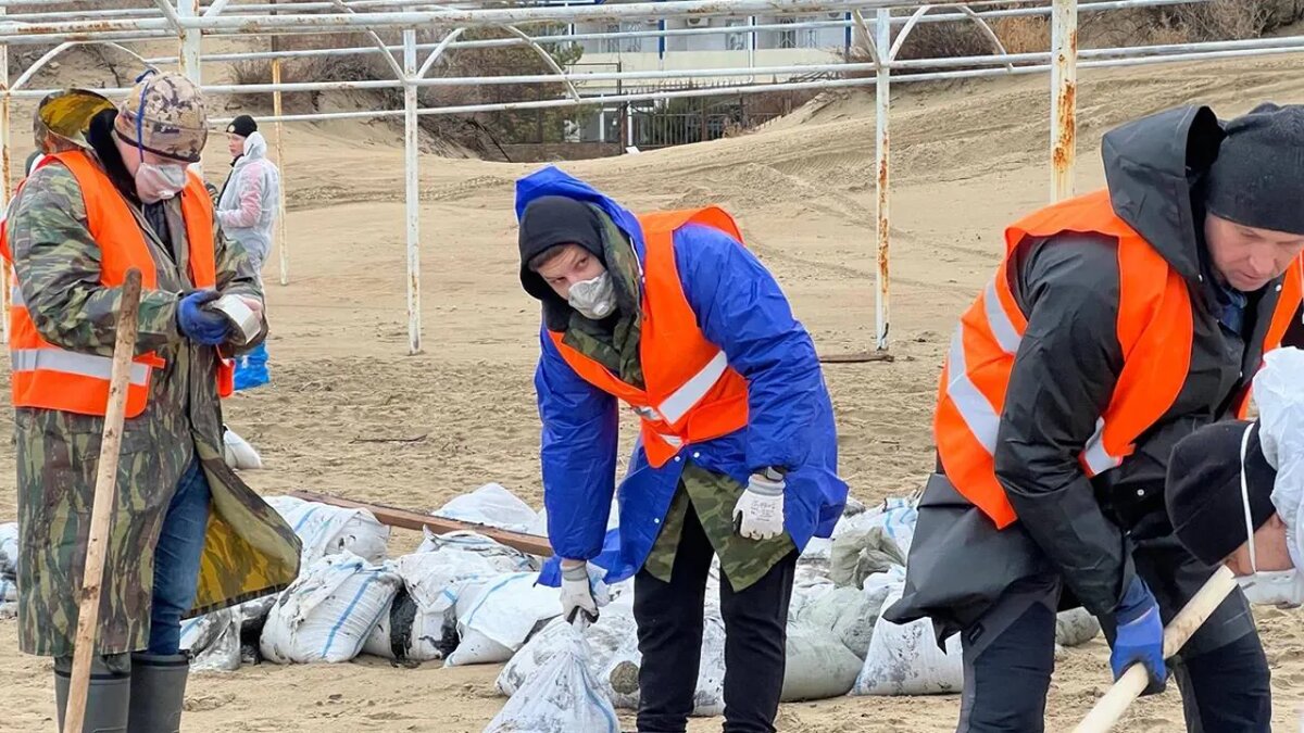    Очистка пляжей от мазута.
