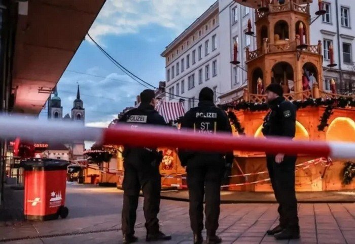 Полицейские стоят на страже на рождественском рынке, 21-22 декабря, 2024 г., Магдебург, Германия. (Фото: ВВС)