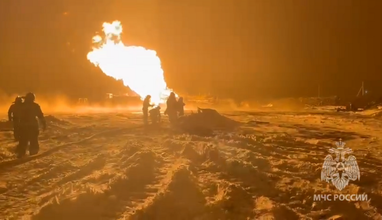    В Асекеевском районе ликвидируют пожар на буровой установке Оренбуржье