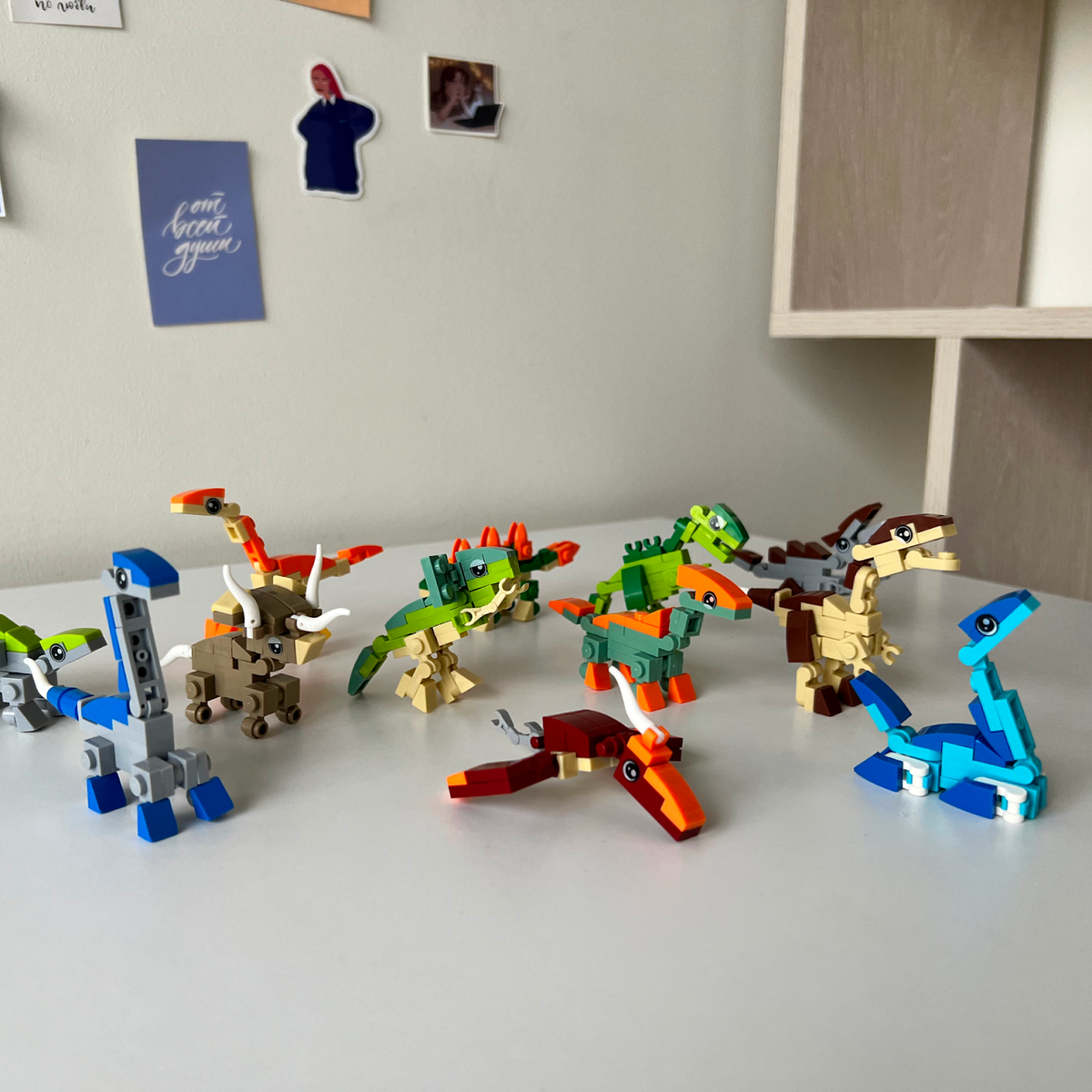 Вот такие милые фигурки получаются, если собирать их по отдельности. В нашем наборе сразу 12 разных динозавриков. Целая мини-коллекция!