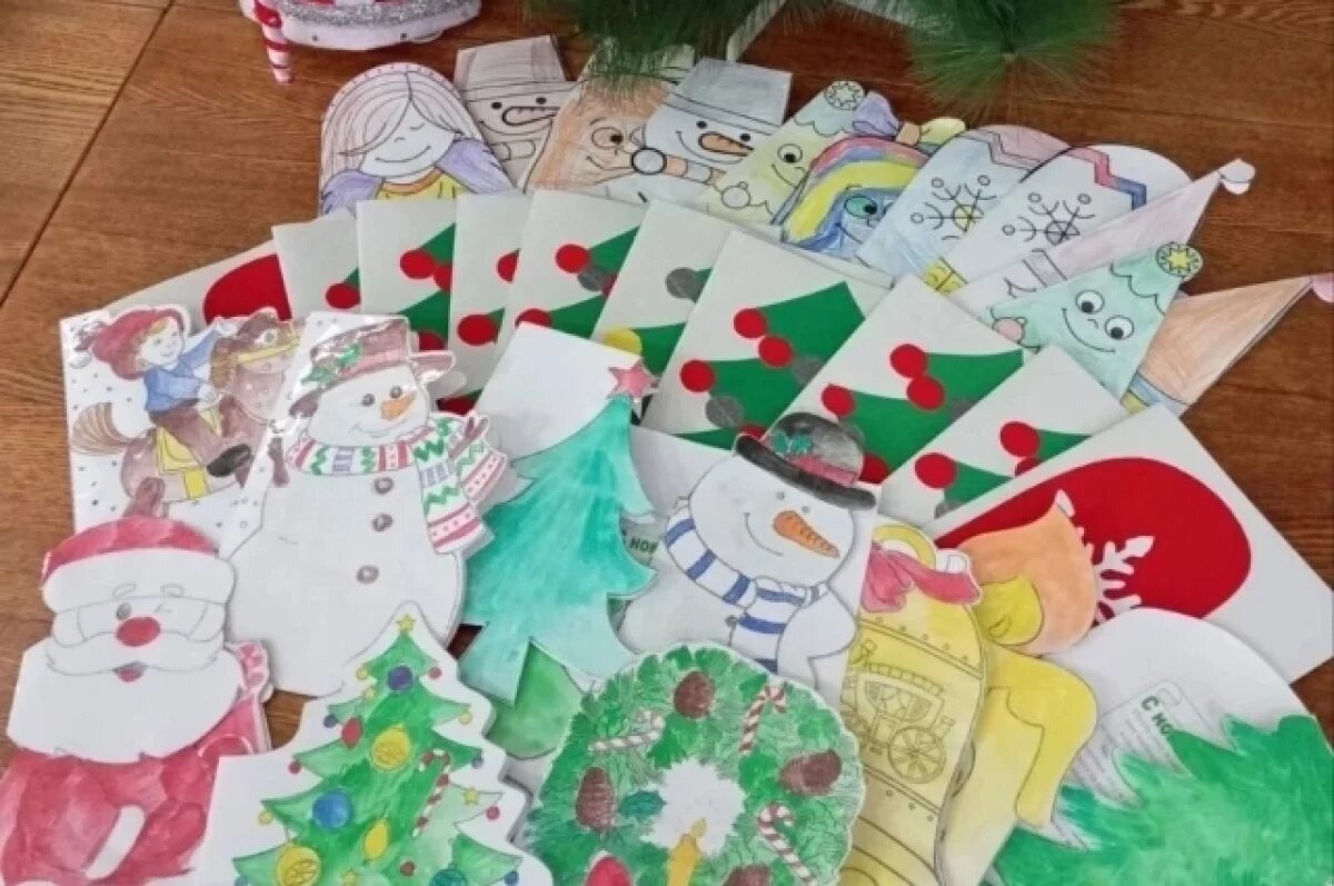    Для саратовских бойцов изготовили новогодние открытки