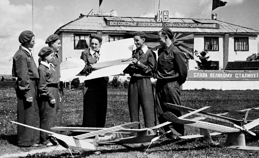 Участники аэроклуба. Источник Яндекс картинки