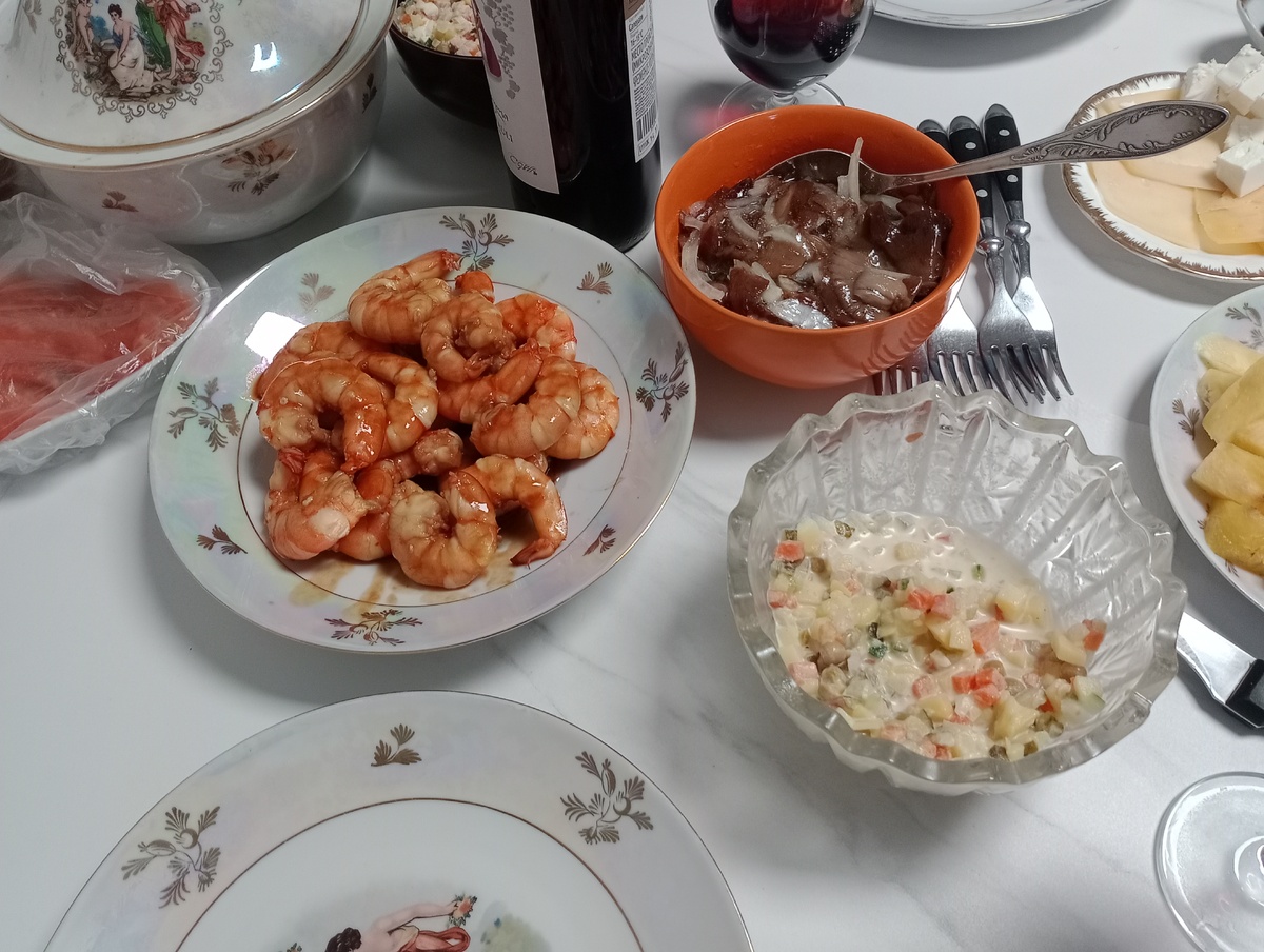 Этот вариант, с креветками, подороже, чем 2к, примерно в полтора раза. Но это мы в гостях :)