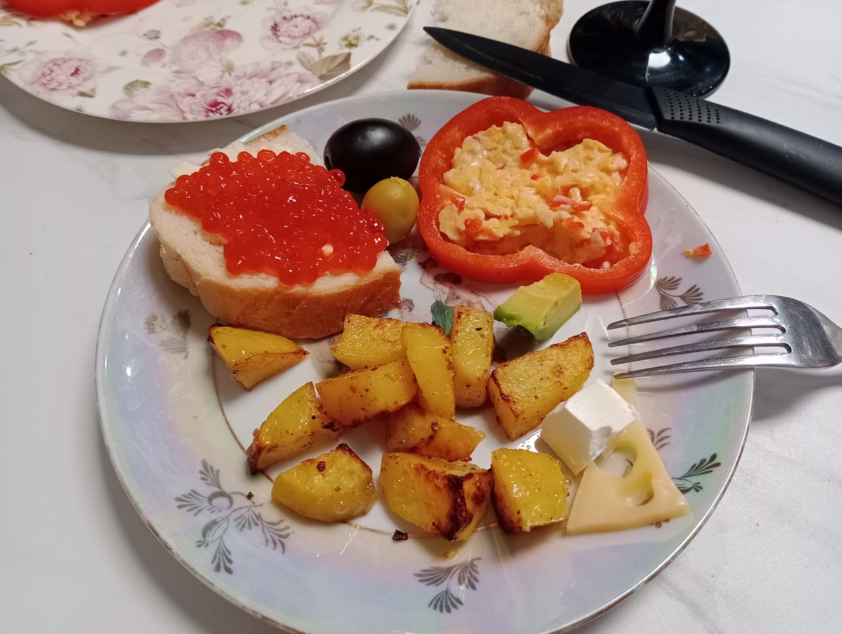 Ещё хороший вариант для стола - запечённый в духовке картофель, тоже вкусно и бюджетно. Фото автора