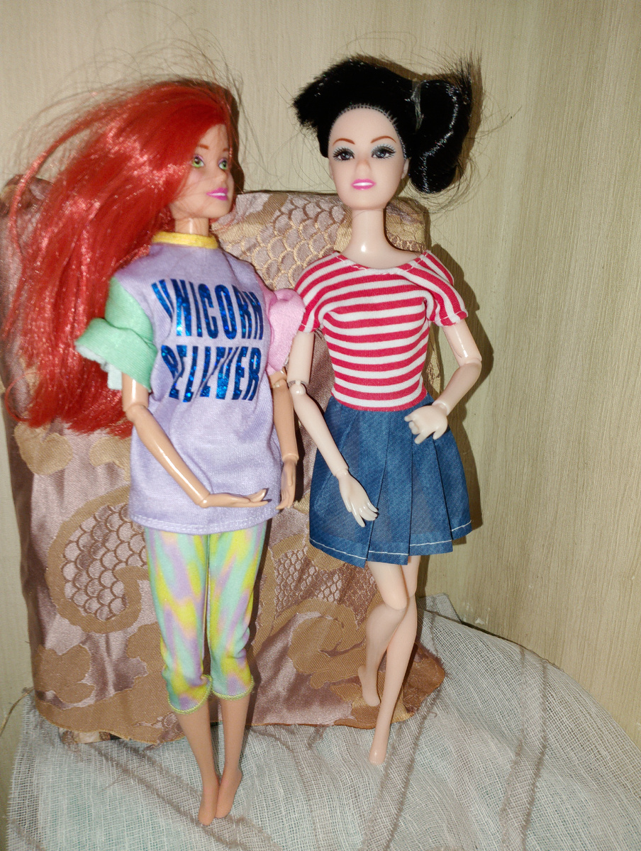 А вот неожиданно Жанна и Ли вместе. Не нарядные, но домашними делами лучше в таком виде заниматься. Ли нос не задирает, тоже работает