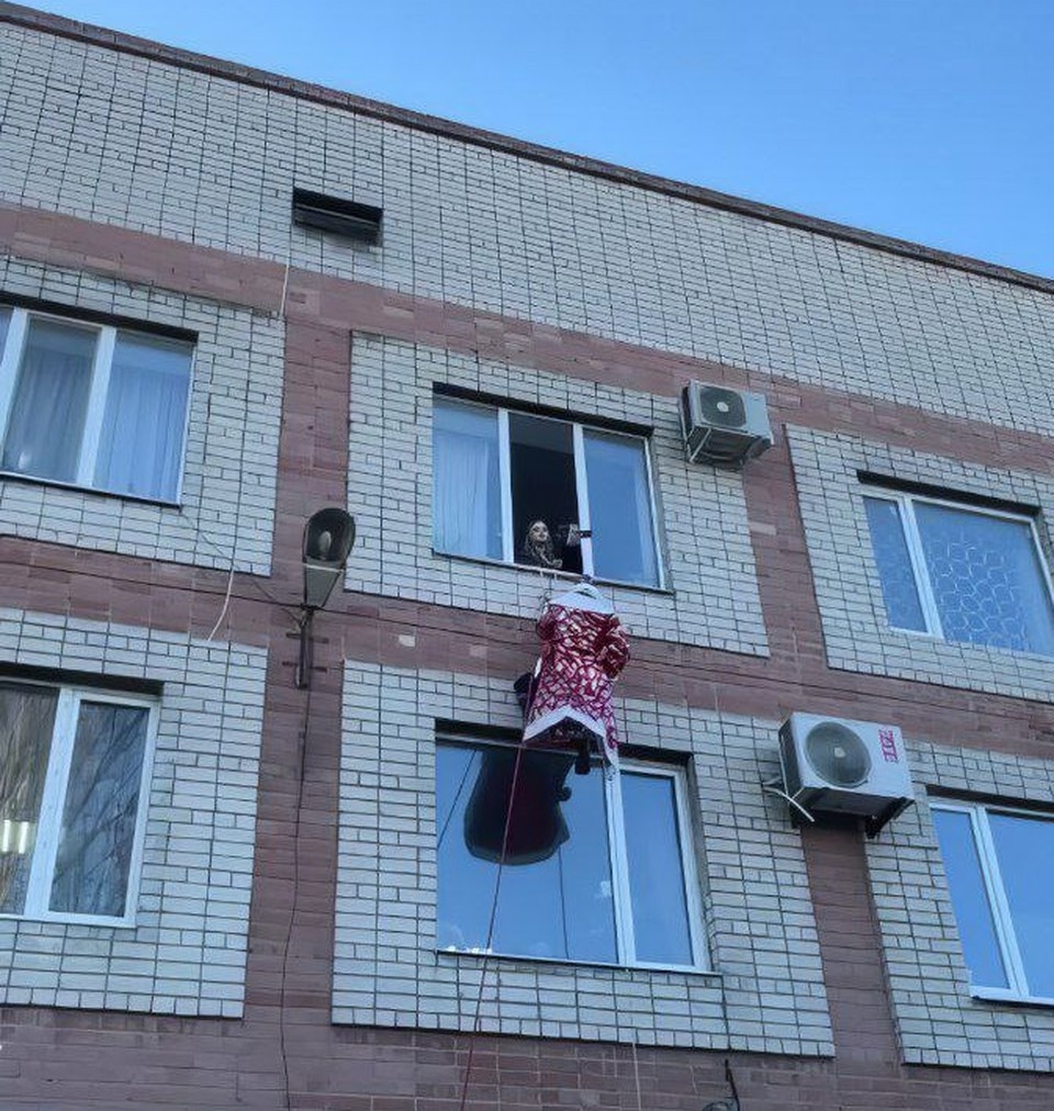    Дед Мороз спустился к ребятам с третьего этажа Фото: ВСКС ХО