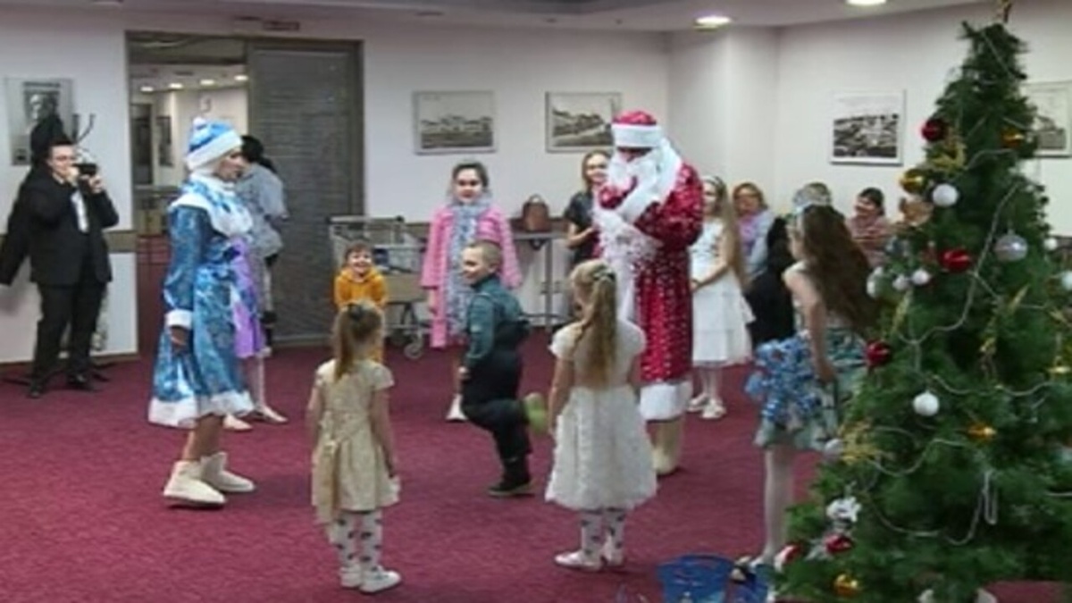    В один из курских пунктов временного размещения заглянули Дед Мороз и Снегурочка