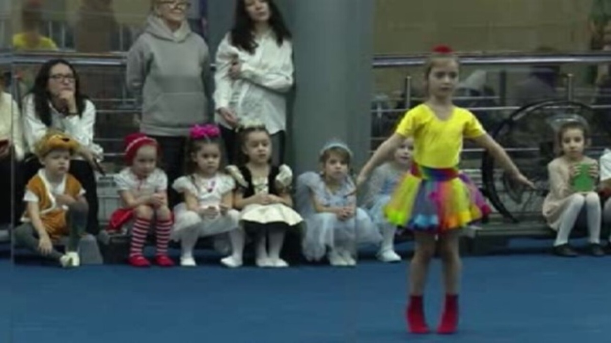    Отряд "Барс-Курск" передал подарки воспитанникам детского танцевального центра