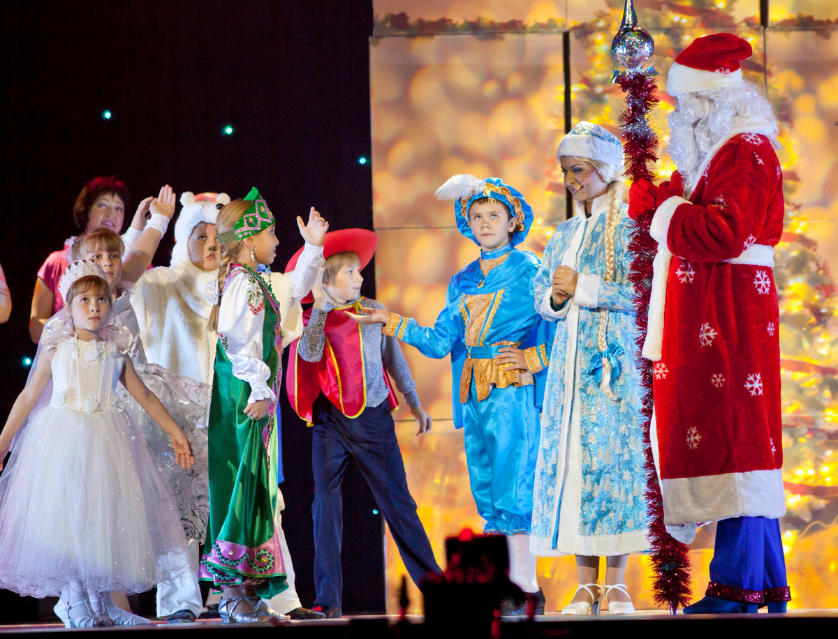 на фото: спектакль "Хозяйка" по пьесе Е.Лучезарновой.