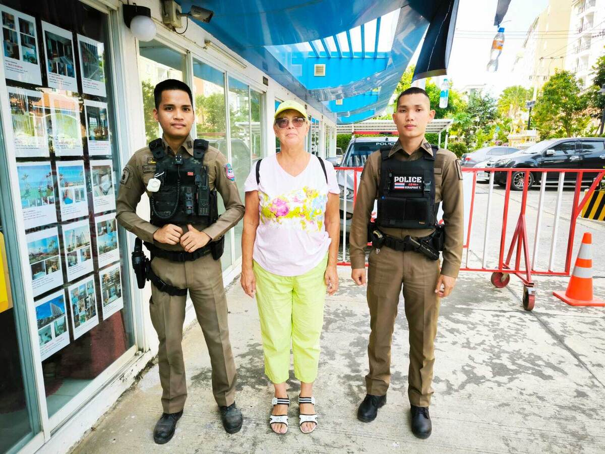 Традиционное фото на память с полицейскими возле Нам Талэя. 