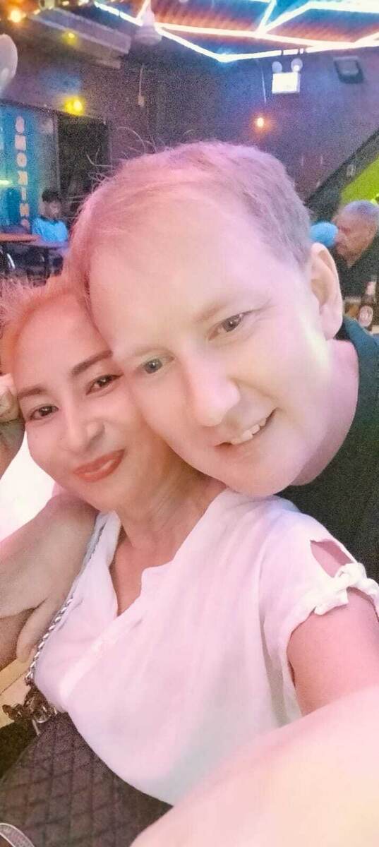 Марат в кафе со своей любимой девушкой, оба  абсолютно счастливы. 