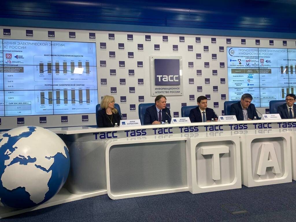 Федор Опадчий  среди спикеров пресс-конференции в ТАСС ( слева ) 