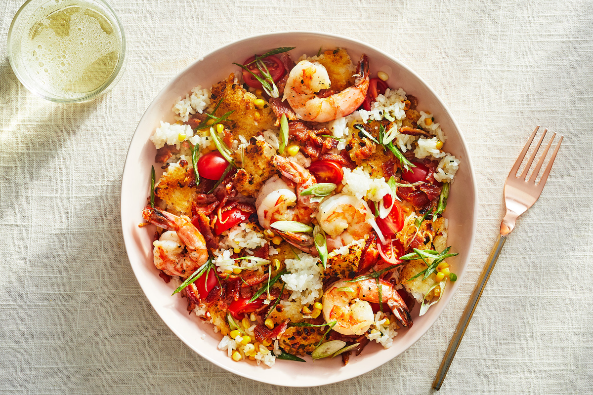 Хрустящий рис с креветками, беконом и кукурузой