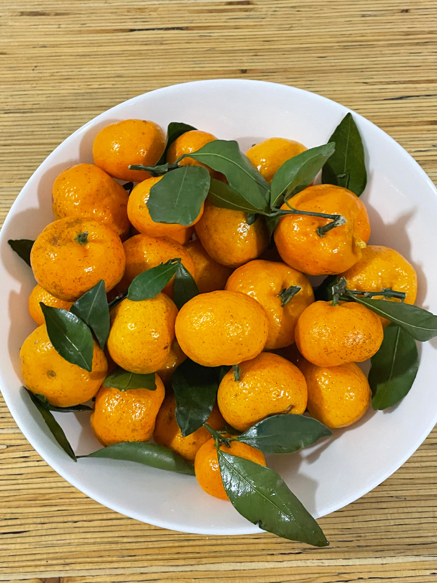 Коллега принесла пакет мандаринов в офис💝