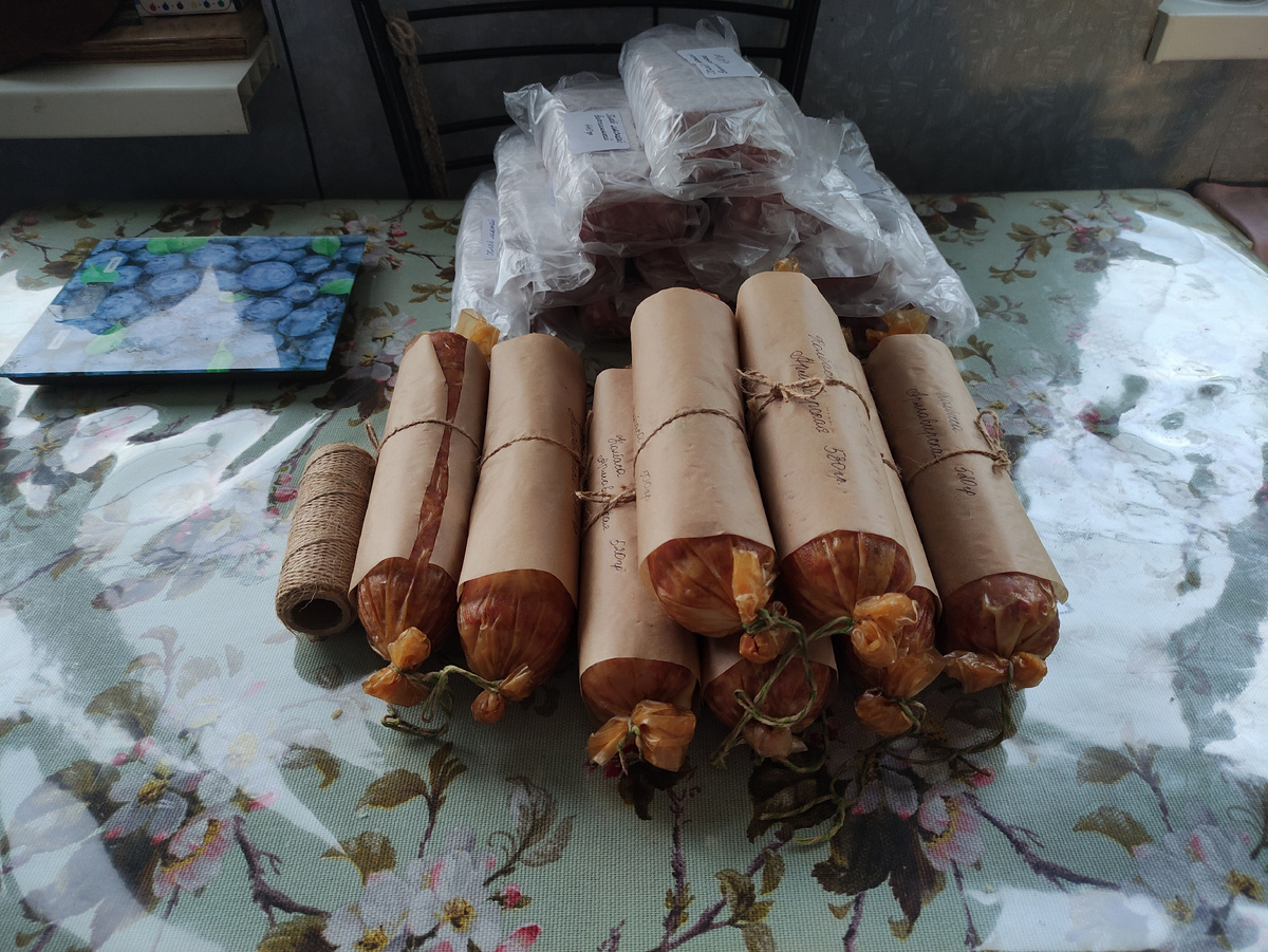 Тифлокомментарий. Колбаса, приготовленная на продажу, лежит на столе