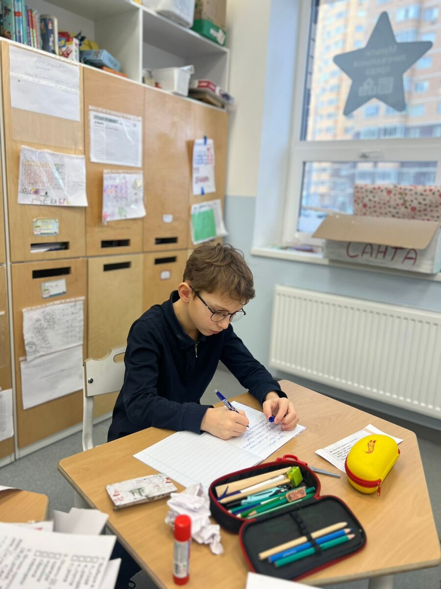 Парты, и дети вместе с ними, по классу все время перемещаются.