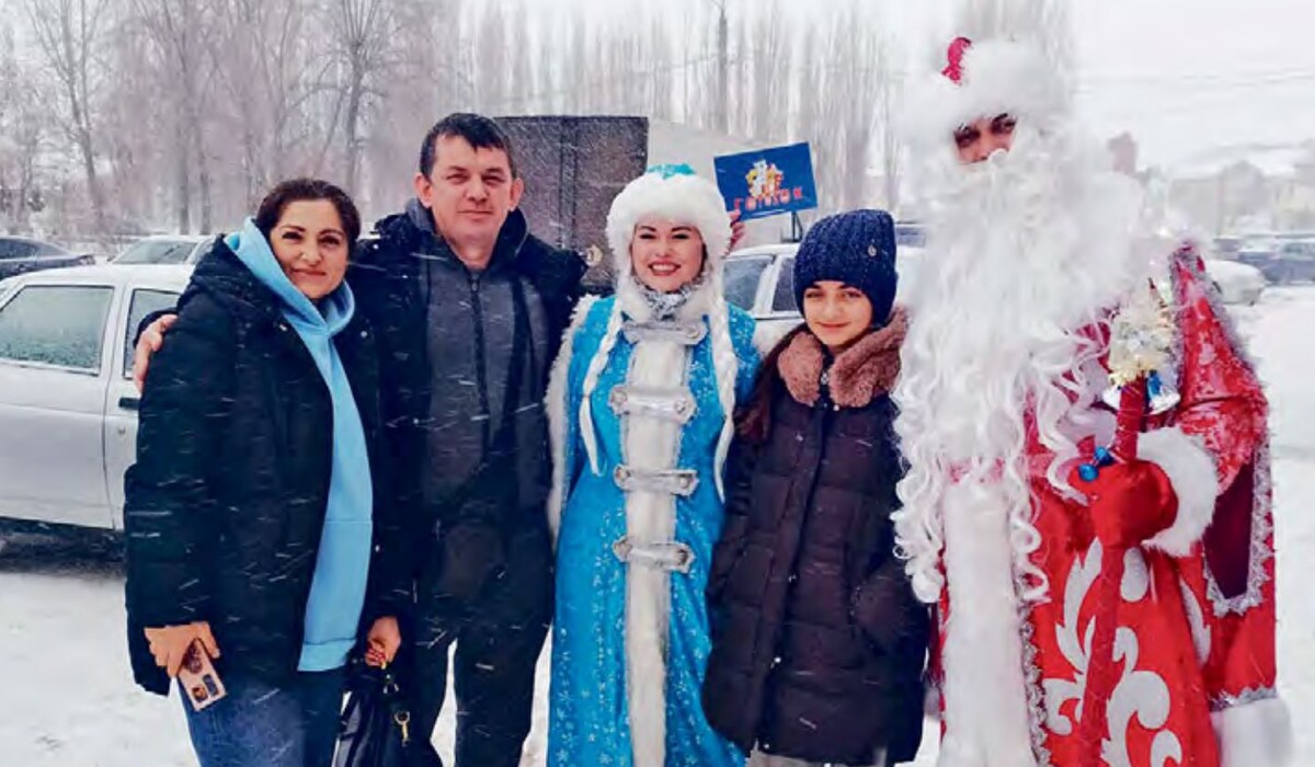 Семья Каллаевых сфотографировались с новогодними героями