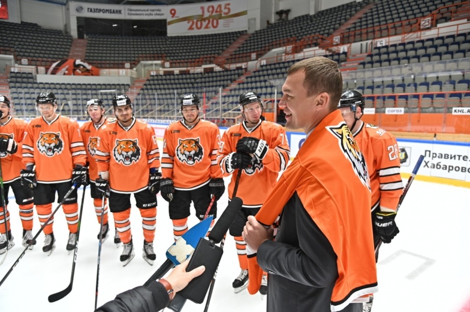 Экс-губернатор Михаил Дегтярев уделял хоккейному клубу много внимания
