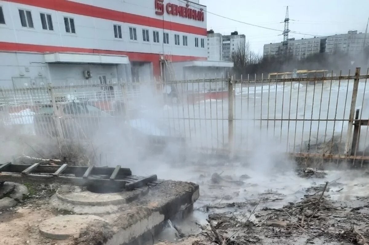    В Рыбинске затопило территорию рядом с магазином на улице Приборостроителей