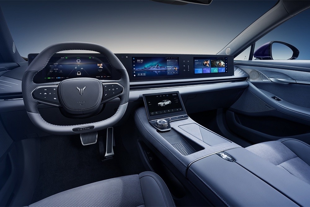 На передней панели расположен огромный экран, включающий три дисплея. Фото Пресс-служба Dongfeng  📷
