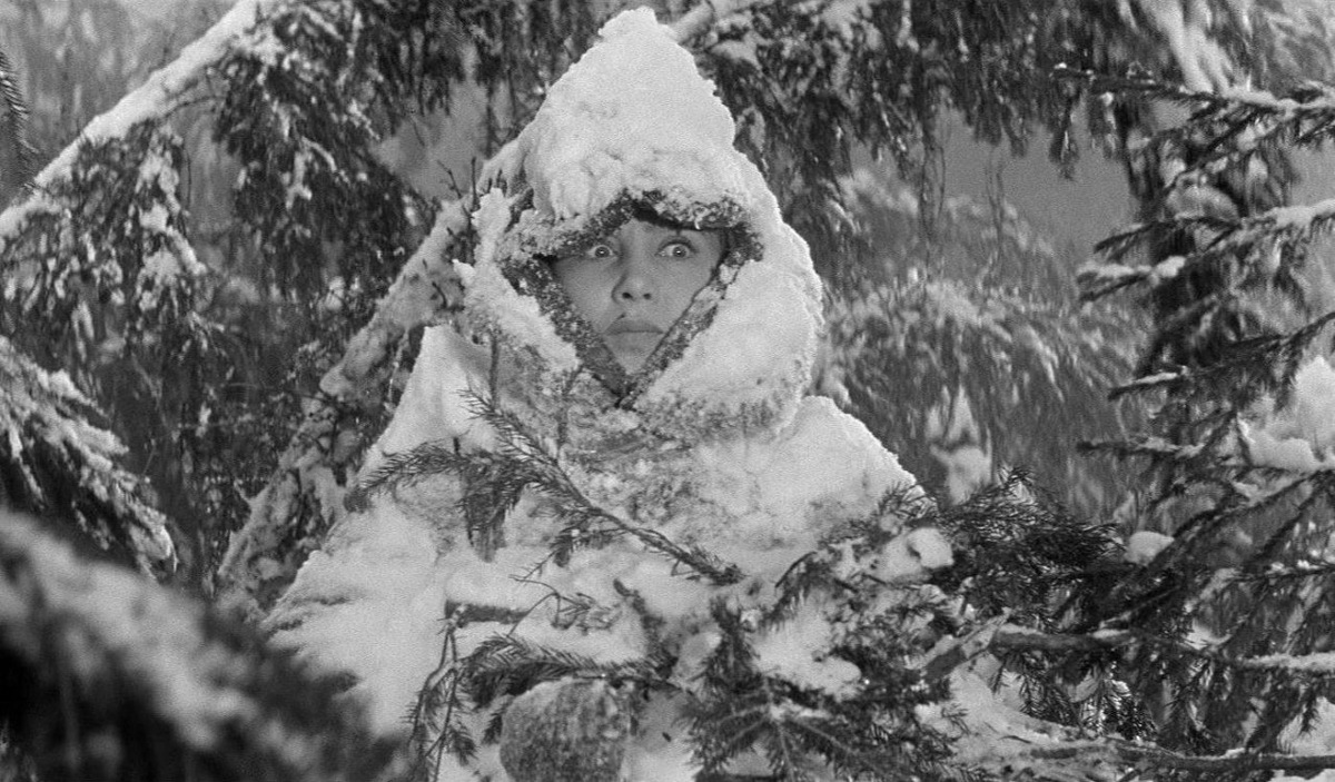 Кадр из комедии СССР Чулюкина «Девчата»