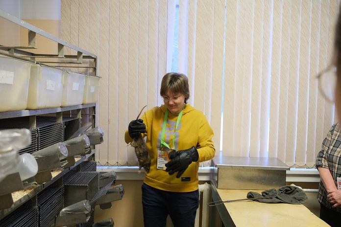    Младший научный сотрудник ИЦиГ СО РАН Римма Кожемякина со своми питомцами. Фото: пресс-служба ИЦиГ СО РАН