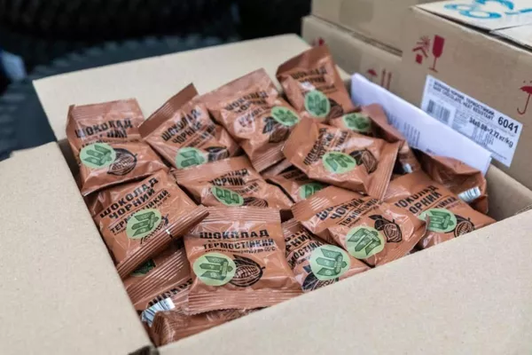 © "Европейская солидарность"
Фото: Порошенко представил шоколад для ВСУ