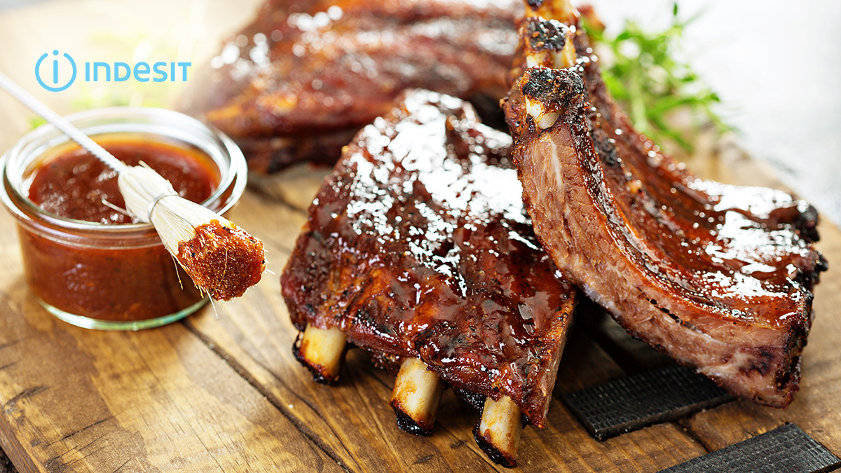 Готовьте свиные ребра в духовом шкафу Indesit IFSE 3841 J IX на режимах “Конвекция” и “Гриль”