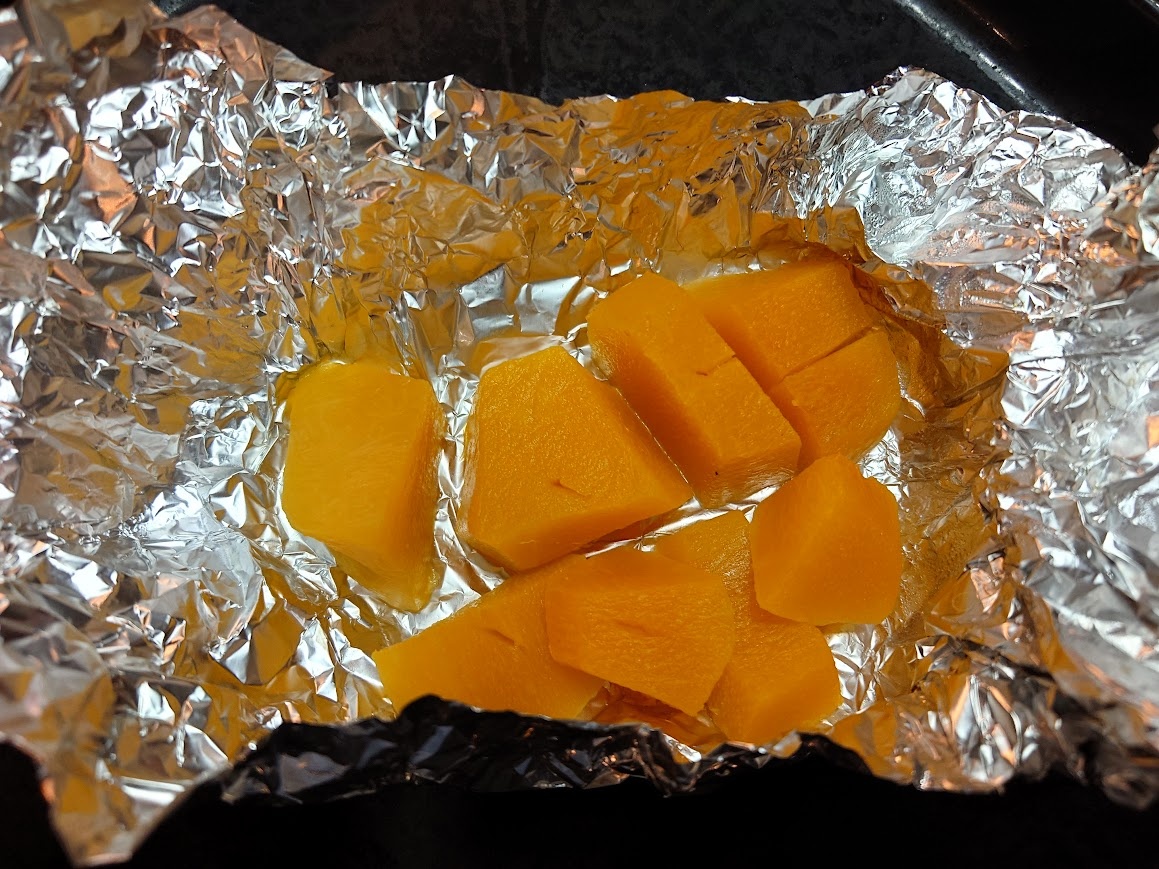 На самом деле тыква намного бледнее, чем на фото. Она скорее жёлтая, чем оранжевая