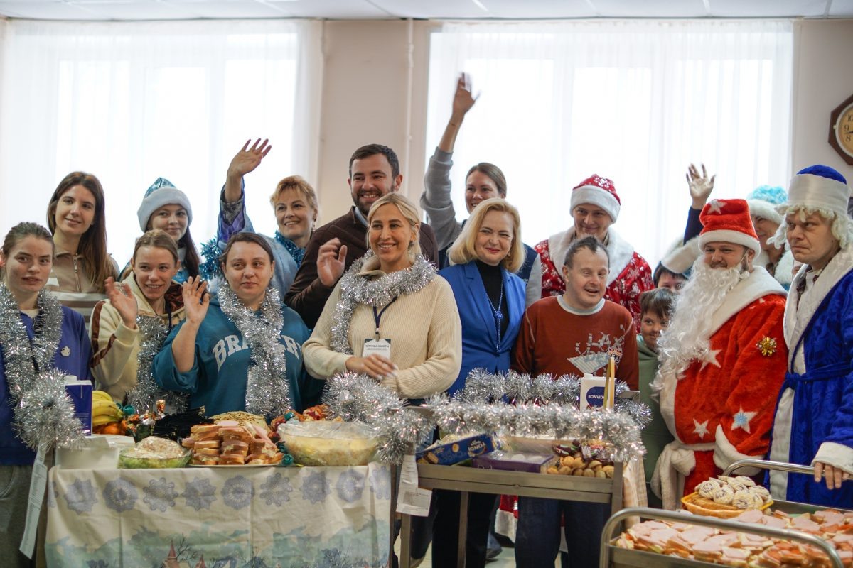    Обычно тихие комнаты преобразила праздничная суета — пришли волонтеры и привнесли частичку домашнего тепла в казенное учреждение