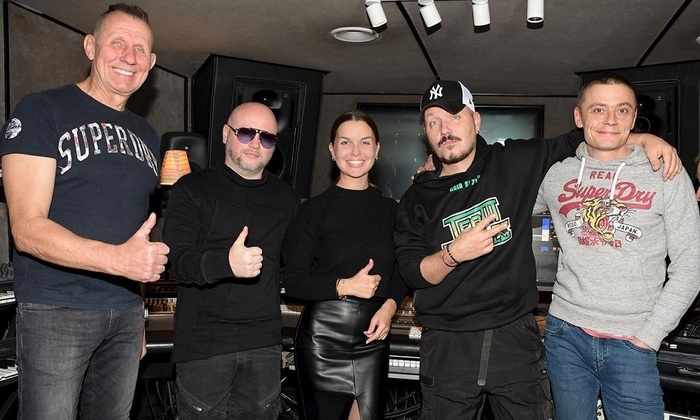    TopHit подарит радиослушателям чарт лучших хитов 2024 года, который проведут Татьяна Куртукова и Filatov & Karas