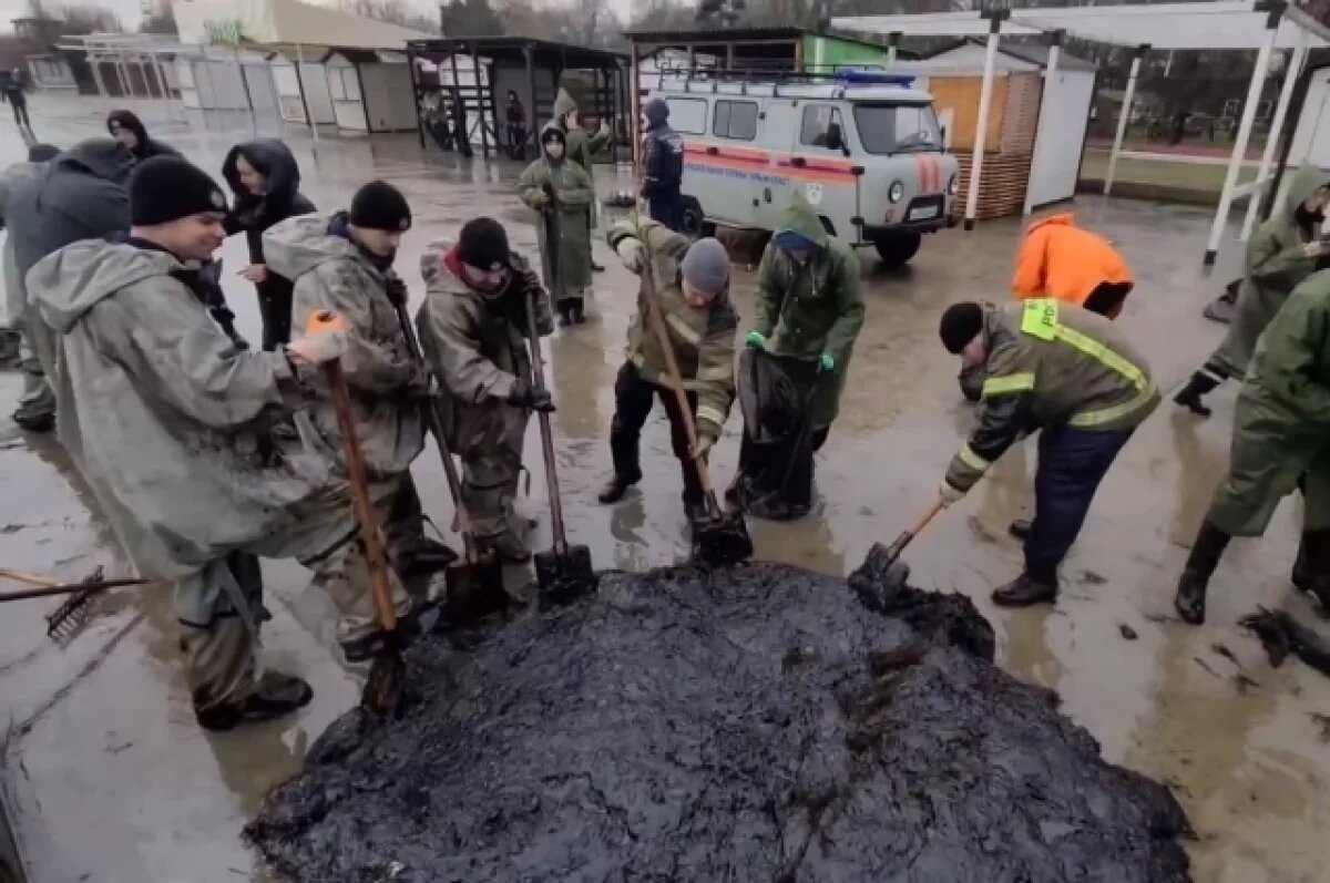    На уборку мазута с черноморских пляжей отправились волгоградцы