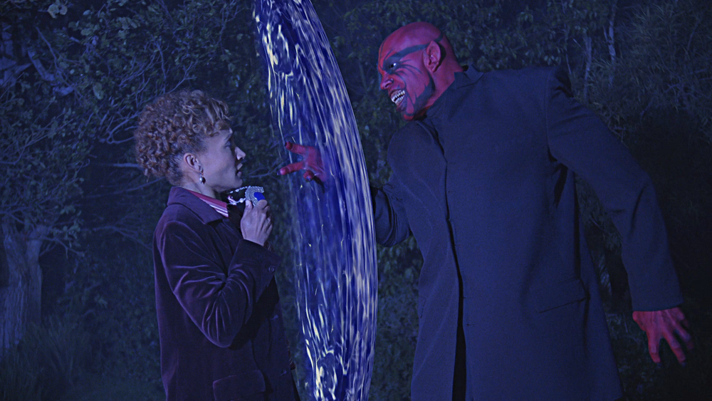 Бальтазар снова в деле и пытается украсть амулет у Джанны.