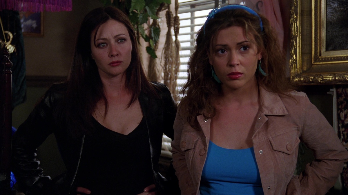 Сёстры расследуют убийство одной из ведьм.