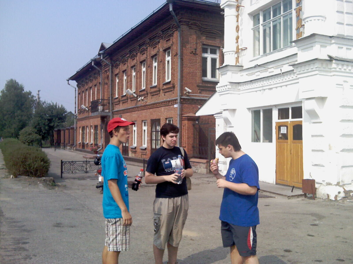 Всего нас в том лагере было пятеро, на фото только трое - во время поездки в Галич в выходной