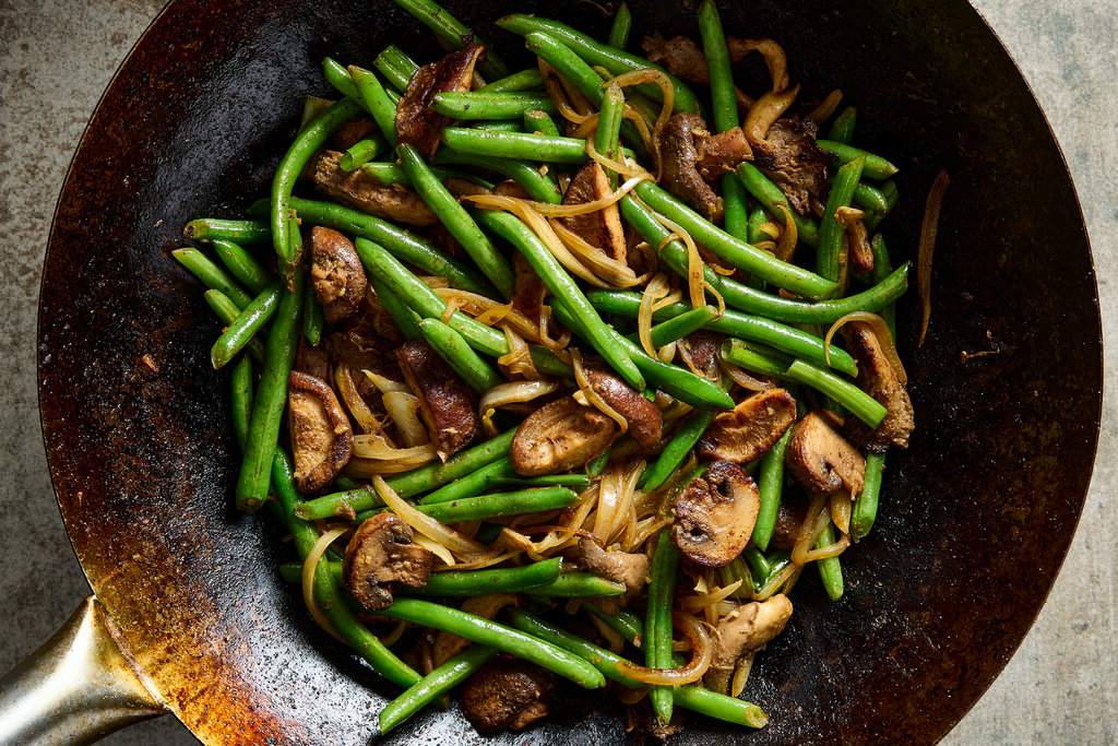 Жареная зеленая фасоль и грибы с тмином и другими  ароматными приправами