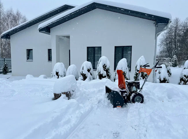 🌟 YARD FOX BASIC 5640H - качественная двухступенчатая очистка возможна с помощью прочного желоба и шнека. Обновленный желоб модели выполнен из металла для надежного выброса (до 11 метров) собранных осадков. 🚀
