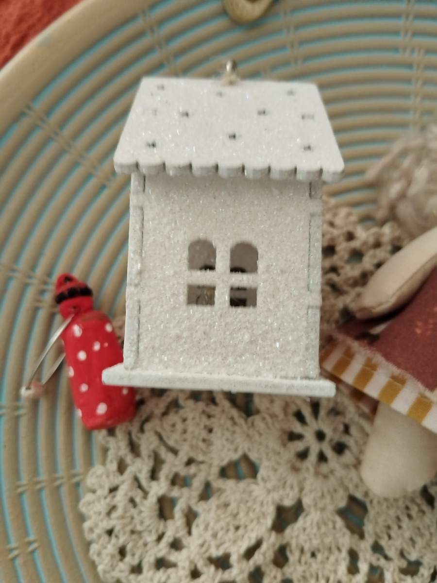 Давно заметила, как людей раздражает подача материала, это как правило много льётся "воды", мало конкретики да и фон как правило служит обычный стол, на котором проводят съёмки.