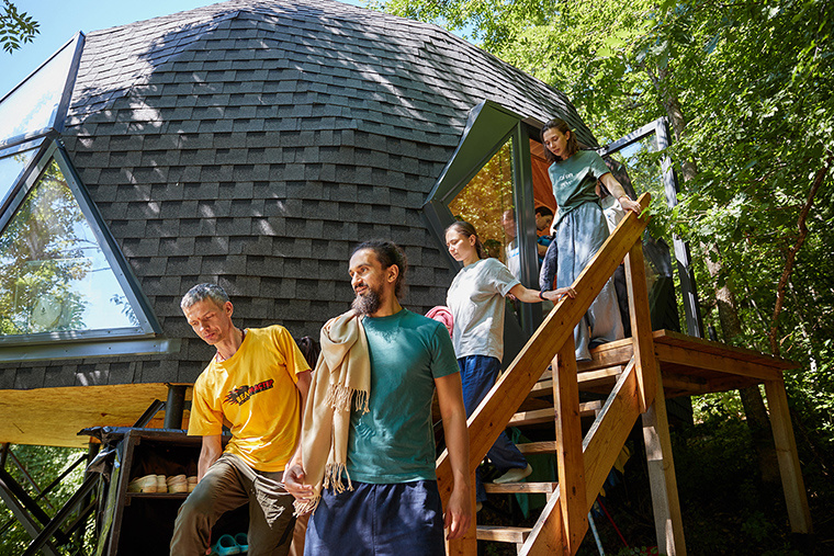 у заладля практик в Ашраме в Крыму