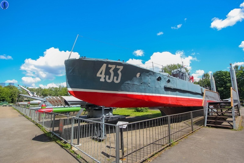 Бронекатер БК-433 Дунайской военной флотилии и вооружение ВМФ СССР в Центральном музее Вооружённых Сил