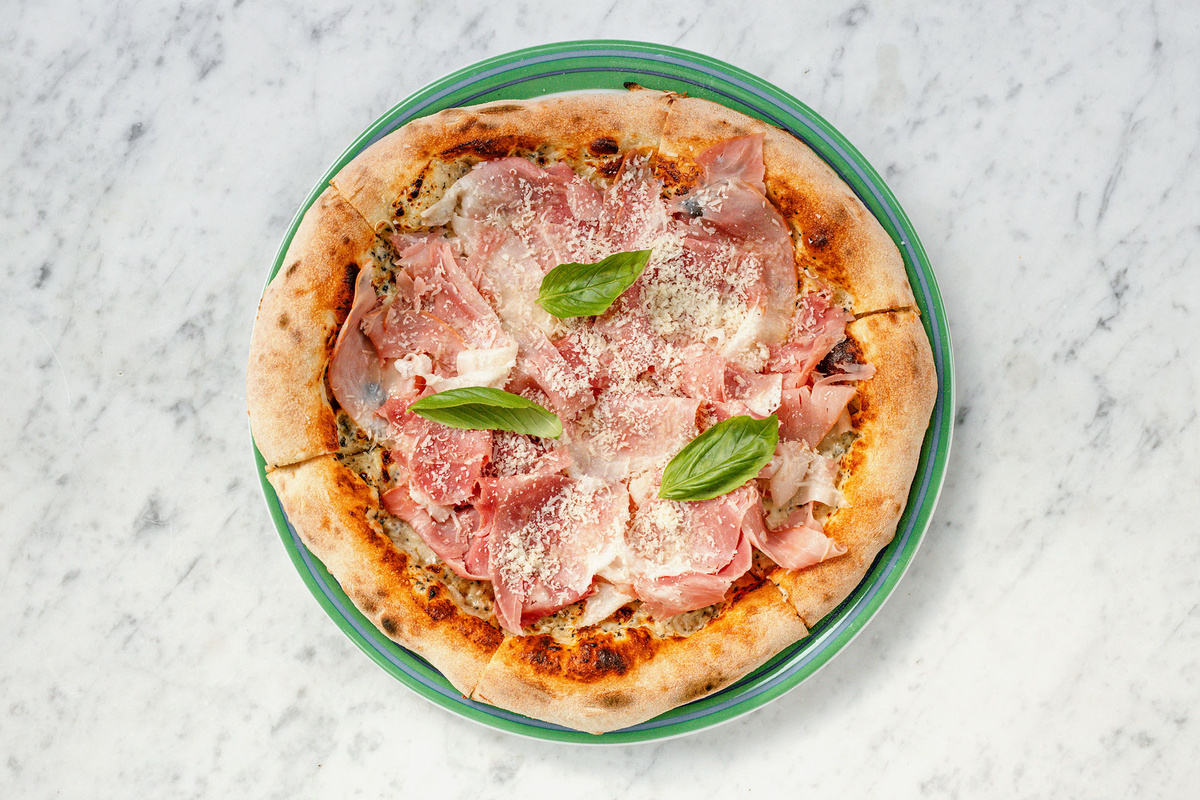    Пицца с прошутто, котто и трюфельным кремом