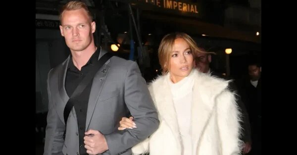    Дженнифер Лопес с охранником. Фото: Сплетник