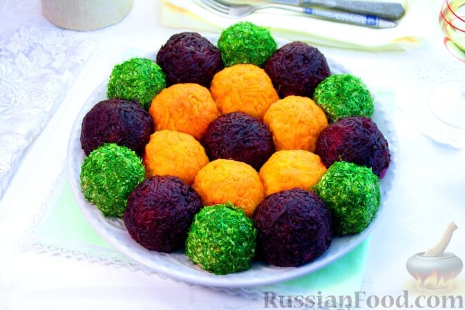 куриное филе, картофель, огурцы солёные, яйца, сыр твёрдый, свекла, морковь, зелень укропа, майонез, соль