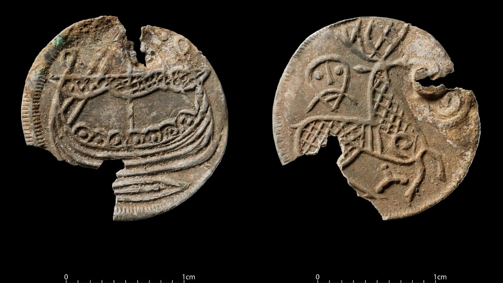 

«Эти женщины занимали высокое положение в социальной и экономической иерархии», — отмечает археолог Унн Педерсен.Захоронения показывают, что женщины могли накапливать богатство делая одежду на продажу, а ювелирные изделия указывают на их статус и связи с другими регионами.В Крымских горах нашли 1600-летние сокровища знатных женщинРасшифрован древнейший юридический текст викингов, написанный рунами на железном обруче