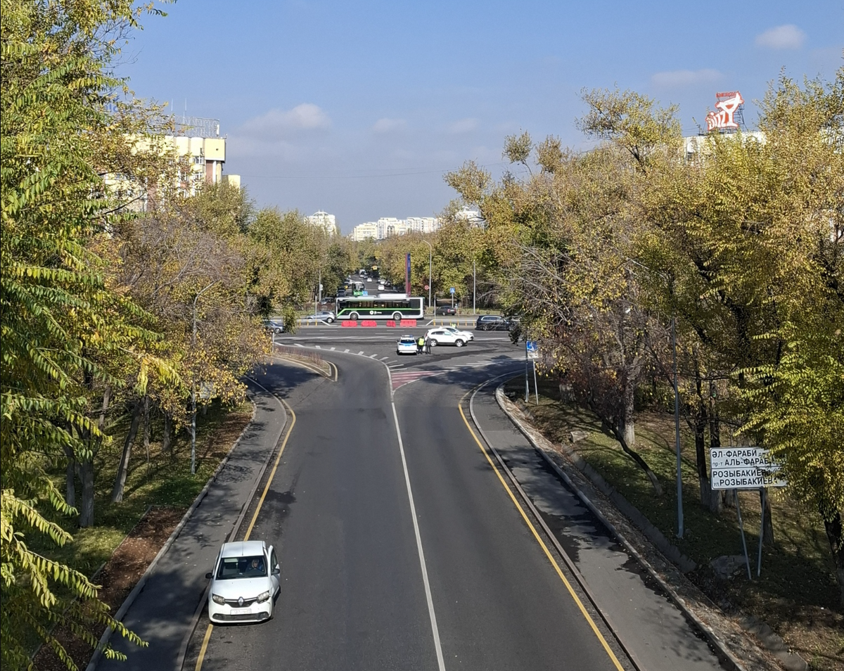 В Алматы солнечно и в октябре в городе будто ранняя осень. 