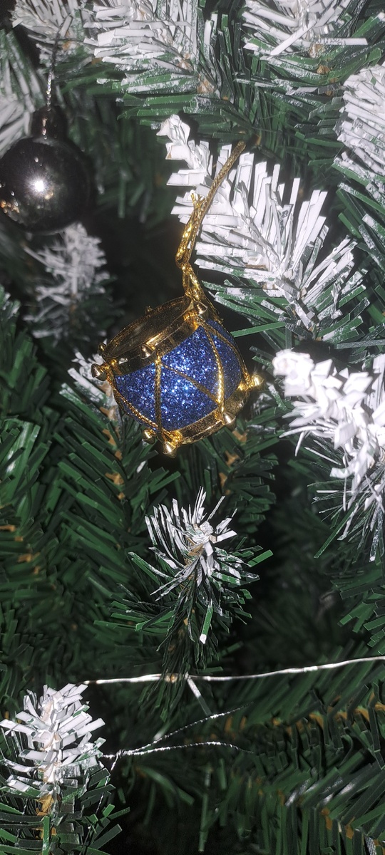 Например,  такие барабаны были популярны. Они очень лёгкие и блестят от света гирлянд (фото автора)